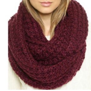 BURGUNDY CABLE KNIT CHUNKY CIRCLE SCARF